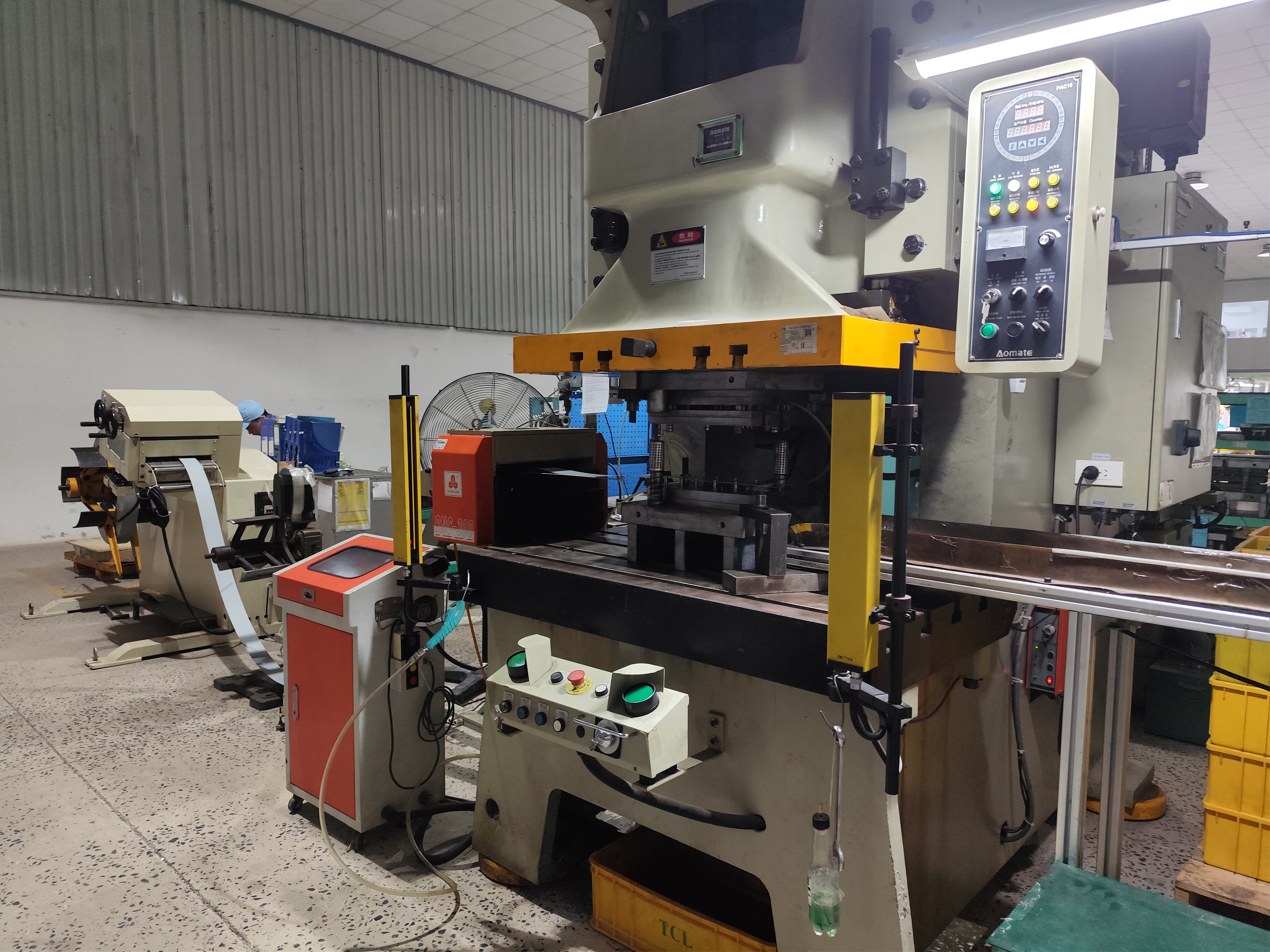 CNC stamping machine (2)
